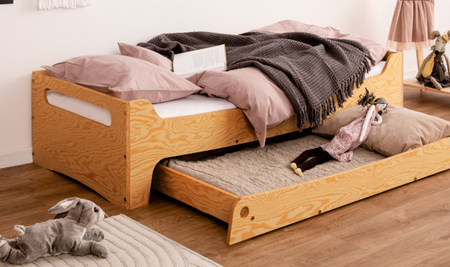 Drewniane łóżko TILA 10 z otwartą szufladą wykonane ze sklejki sosnowej w kolorze lakierowanego drewna